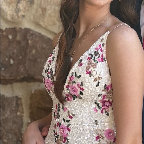 Hand beaded Dress - Picture 3 of 10